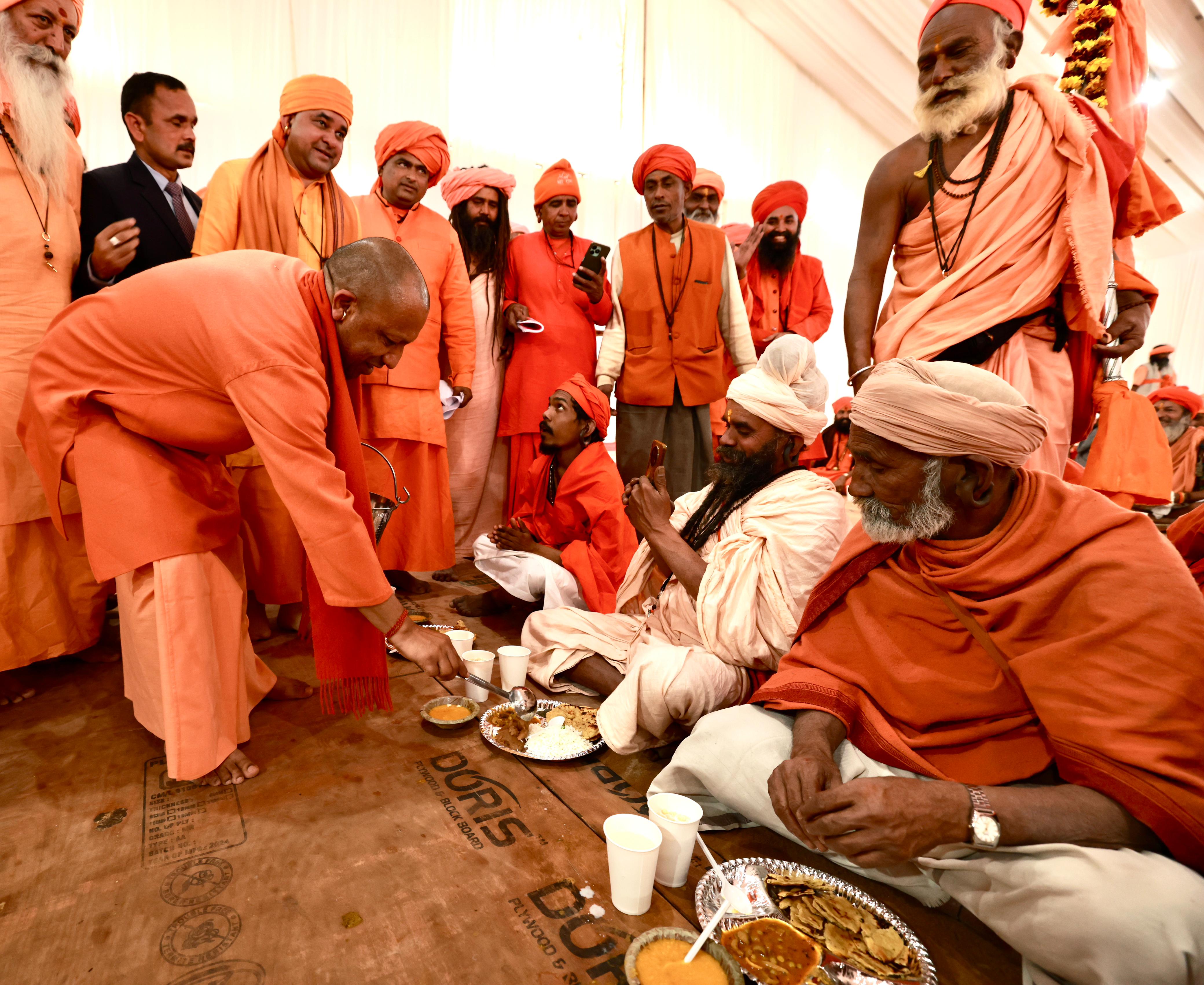 Mahakumbh 2025: CM Yogi worshiped the religious flag at Guru Gorakshanath Akhara, offered prasad to the saints